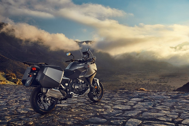 Yên xe là loại 2 mảnh được phân tầng rõ rệt nhằm tạo sự thoải mái cho cả người lái lẫn hành khách phía sau. Phần tay dắt của xe đồng thời cũng là khung bắt phụ kiện thùng chứa đồ để người dùng có thể cất đặt các vật dụng cần thiết khi đi đường.