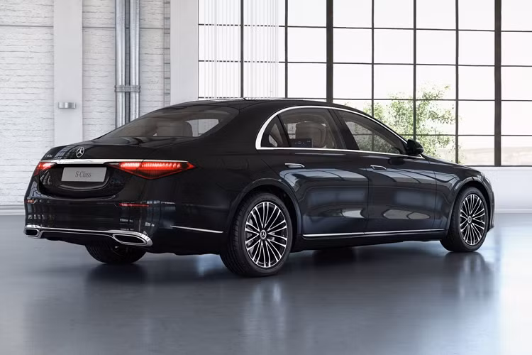 Tại Việt Nam, Mercedes-Benz S-Class 2021 cũng đã xuất hiện. Xe được một đại lý tư nhân nhập khẩu, thuộc phiên bản S 500 với gói AMG Line, giá bán đồn đoán khoảng 10 tỷ đồng. Mẫu sedan hạng sang cỡ lớn này ở cùng phân khúc với BMW 7-Series, Audi A8L hay Lexus LS.