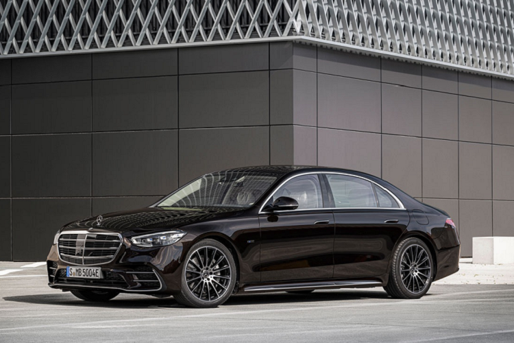 Trang bị tiêu chuẩn trên S-Class 2021 gồm bộ đèn pha Multibeam LED, phiên bản thể thao được trang bị gói nâng cấp ngoại hình AMG, mâm xe AMG 20 inch mới.