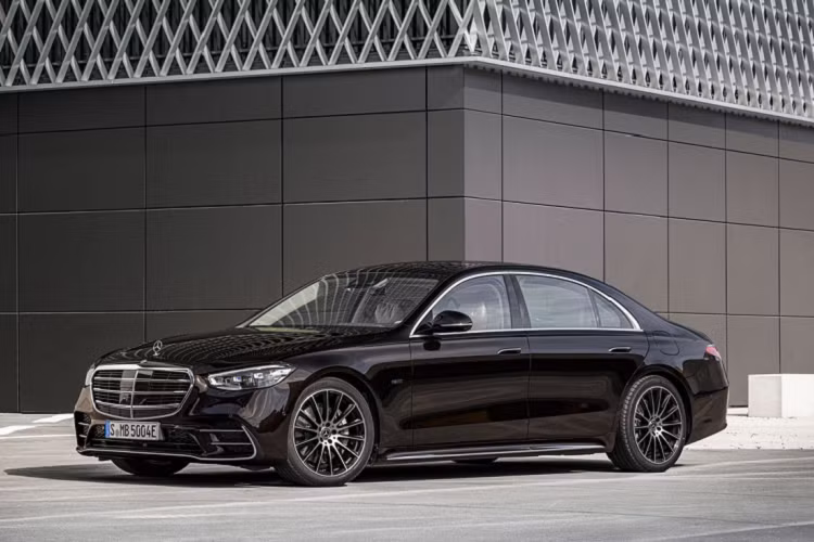 Trang bị tiêu chuẩn trên S-Class 2021 gồm bộ đèn pha Multibeam LED, phiên bản thể thao được trang bị gói nâng cấp ngoại hình AMG, mâm xe AMG 20 inch mới.