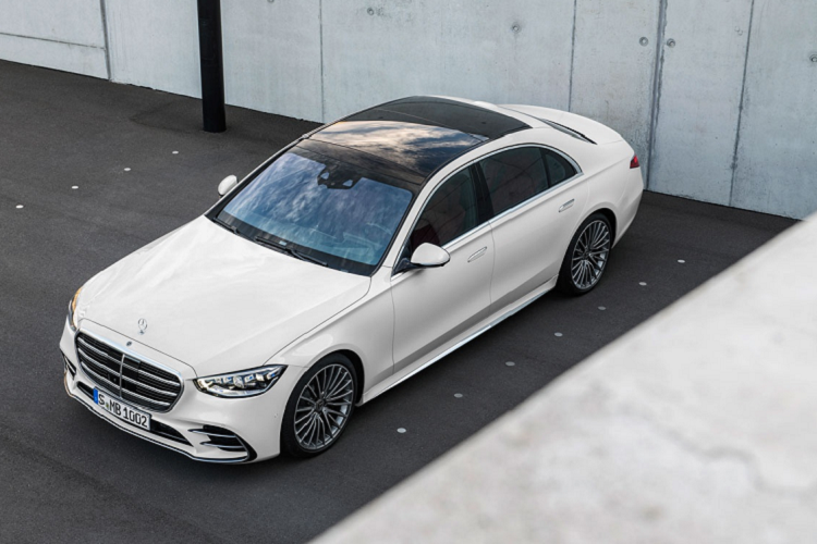 Xe có tùy chọn hệ dẫn động cầu sau hoặc 4 bánh AWD (4MATIC). Tại Thái Lan, Mercedes-Benz S-Class 2021 không có các biến thể coupe và mui trần, các lựa chọn này được thay thế bằng mẫu Mercedes-AMG GT dạng coupe thể thao và Mercedes-Benz SL-Class dạng mui trần.