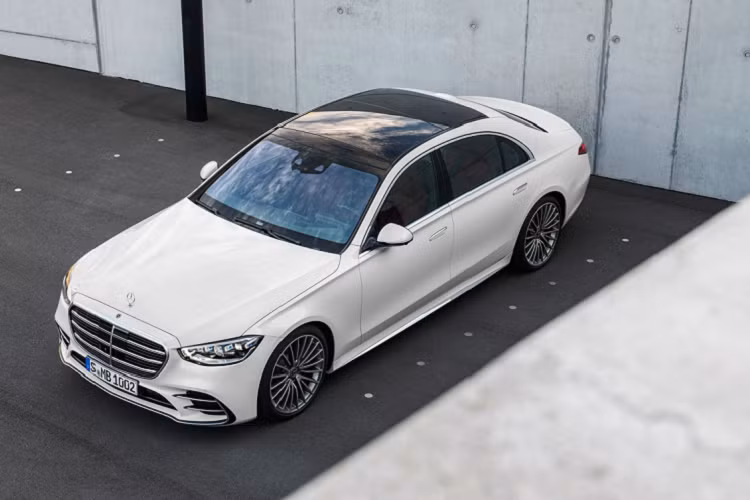 Xe có tùy chọn hệ dẫn động cầu sau hoặc 4 bánh AWD (4MATIC). Tại Thái Lan, Mercedes-Benz S-Class 2021 không có các biến thể coupe và mui trần, các lựa chọn này được thay thế bằng mẫu Mercedes-AMG GT dạng coupe thể thao và Mercedes-Benz SL-Class dạng mui trần.