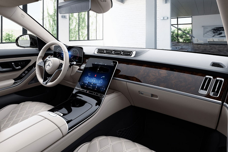 Điểm đáng chú ý trên Mercedes-Benz S-Class 2021 là thiết kế cabin hoàn toàn mới. Xe được trang bị tiêu chuẩn vô lăng thể thao đa chức năng bọc da Nappa, mặt đồng hồ kỹ thuật số toàn phần 12,3 inch. Hệ thống thông tin giải trí MBUX7 với màn hình OLED 12,8 inch.