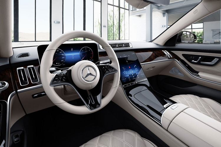 Các chức năng trên xe có thể điều chỉnh thông qua màn hình trung tâm hoặc các nút trên vô lăng. Ngoài ra, mẫu sedan hạng sang này còn có cảm biến vân tay để bảo mật thông tin chủ xe.