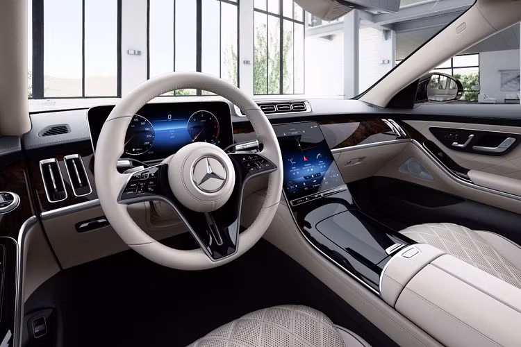 Các chức năng trên xe có thể điều chỉnh thông qua màn hình trung tâm hoặc các nút trên vô lăng. Ngoài ra, mẫu sedan hạng sang này còn có cảm biến vân tay để bảo mật thông tin chủ xe.