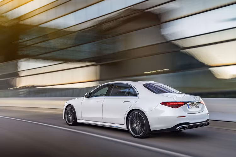 S-Class 2021 mất 6,4 giây để tăng tốc 0-100 km/h, trước khi đạt vận tốc tối đa 250 km/h. Ở Thái Lan, S-Class mới có 2 phiên bản là S 350d Exclusive và S 350d AMG Premium, giá bán lần lượt là 6,69 triệu baht và 7,19 triệu baht (tương đương 214.000-230.000 USD).