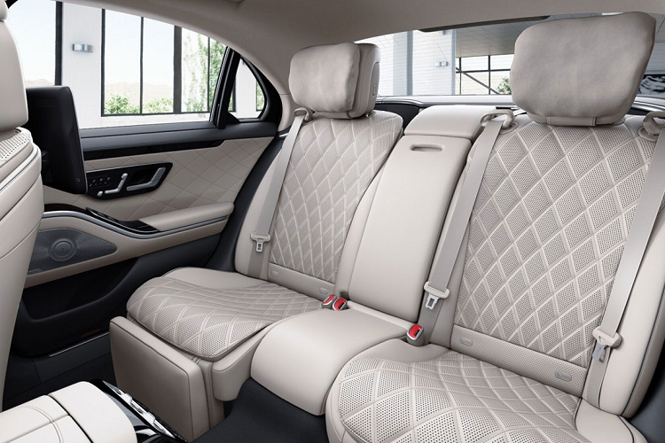 Hàng ghế này cũng có màn hình cảm ứng 7 inch đặt trên tựa lưng ghế trước, trung tâm bệ tỳ tay còn có một màn hình 11,6 inch điều khiển chức năng. Dàn âm thanh trên xe là loại Burmester 3D Surround gồm 15 loa.