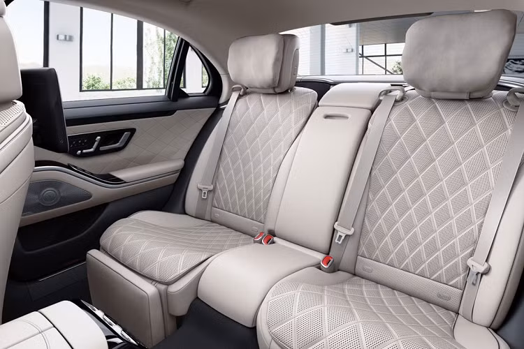Hàng ghế này cũng có màn hình cảm ứng 7 inch đặt trên tựa lưng ghế trước, trung tâm bệ tỳ tay còn có một màn hình 11,6 inch điều khiển chức năng. Dàn âm thanh trên xe là loại Burmester 3D Surround gồm 15 loa.