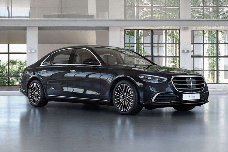 Hệ thống an toàn trên Mercedes-Benz S-Class gồm có đầy đủ túi khí 2 hàng ghế, gói hỗ trợ đỗ xe với camera 360, gói hỗ trợ đánh lái khẩn cấp, hỗ trợ dừng khẩn cấp, hỗ trợ thoát hiểm.