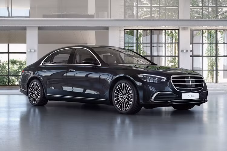 Hệ thống an toàn trên Mercedes-Benz S-Class gồm có đầy đủ túi khí 2 hàng ghế, gói hỗ trợ đỗ xe với camera 360, gói hỗ trợ đánh lái khẩn cấp, hỗ trợ dừng khẩn cấp, hỗ trợ thoát hiểm.