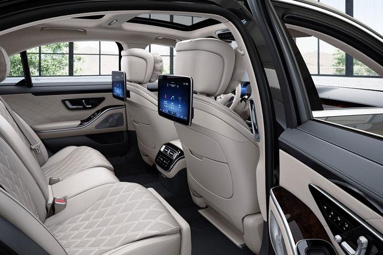 Hàng ghế sau còn có gói tiện nghi, có thể điều chỉnh vị trí ghế bằng điện, có chức năng massage với 6 chế độ khác nhau. Hệ thống giải trí hàng ghế sau MBUX cao cấp, hoạt động như máy tính bảng.