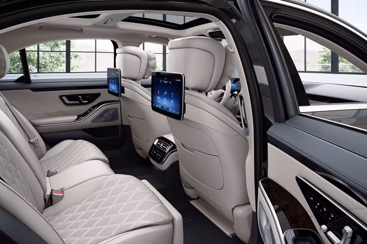 Hàng ghế sau còn có gói tiện nghi, có thể điều chỉnh vị trí ghế bằng điện, có chức năng massage với 6 chế độ khác nhau. Hệ thống giải trí hàng ghế sau MBUX cao cấp, hoạt động như máy tính bảng.