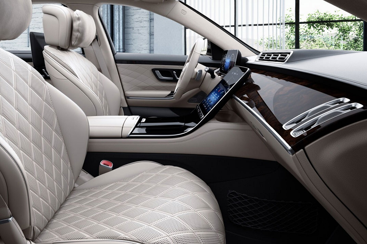 Hệ thống MBUX7 trên S-Class mới gồm có trợ lý cabin, phản hồi các chuyển động của hành khách. Hệ thống này có thể phát hiện những chuyển động tay, đầu và cơ thể để phân tích nhu cầu của người dùng, ví dụ như người dùng đưa tay lên xuống trước gương, đèn đọc sách sẽ tự động bật tắt.