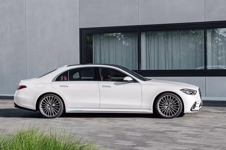 Ở thế hệ thứ 7, Mercedes-Benz S-Class 2021 mới được xây dựng trên nền tảng mới Mercedes-Benz MRA Platform, tương tự Mercedes-Maybach S-Class và Mercedes-Benz C-Class 2022.