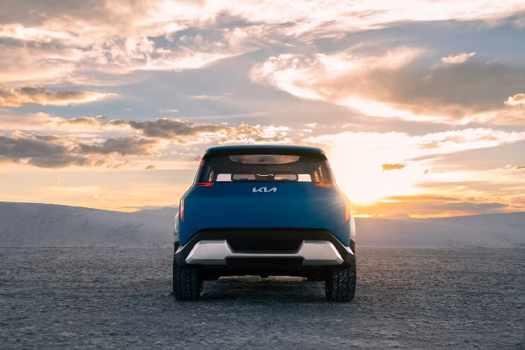 Kia EV9 Concept có kích thước tổng thể ở mức 4.930 x 2.055 x 1.790mm, chiều dài cơ sở là 3.100mm. Với kích thước này, EV9 ngắn hơn 70mm so với người anh em Kia Telluride, nhưng rộng hơn 65mm và có chiều dài cơ sở dài hơn 200mm. Thoạt nhìn, những tưởng thân xe Kia EV9 Concept khá phẳng phiu, nhưng trên thực tế thân xe có khá nhiều chi tiết gồ và đường gân nổi. Vòm bánh xe trước và sau đều có thiết kế gồ cao rất nổi bật, tạo nên cho xe vẻ cơ bắp mạnh mẽ.