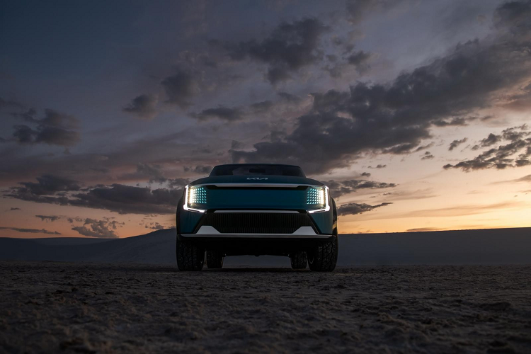 Bên cạnh đó, Kia EV9 Concept còn có hiệu năng khí động học tốt nhờ trang bị ray trên mui xe có thể nâng lên hạ xuống chỉ với một nút bấm. Gương chiếu hậu của xe cũng được loại bỏ và thay thế bằng camera giám sát thế hệ mới nhất. Bước vào khoang lái, Kia EV9 Concept, gây ấn tượng với nội thất cao cấp thể hiện các đặc trưng của tự nhiên, sự dịch chuyển và sự tĩnh lặng.