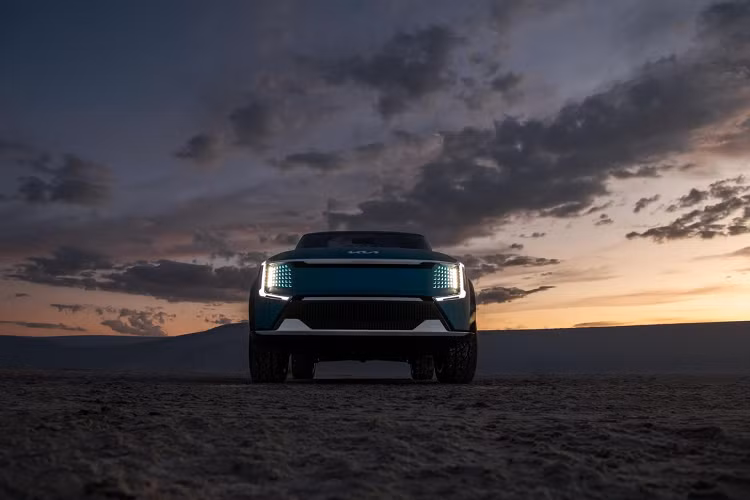 Bên cạnh đó, Kia EV9 Concept còn có hiệu năng khí động học tốt nhờ trang bị ray trên mui xe có thể nâng lên hạ xuống chỉ với một nút bấm. Gương chiếu hậu của xe cũng được loại bỏ và thay thế bằng camera giám sát thế hệ mới nhất. Bước vào khoang lái, Kia EV9 Concept, gây ấn tượng với nội thất cao cấp thể hiện các đặc trưng của tự nhiên, sự dịch chuyển và sự tĩnh lặng.