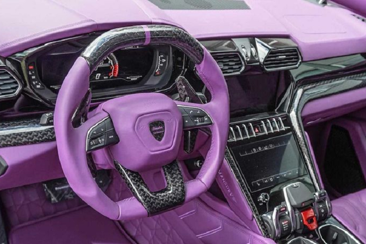 Những điểm nhấn màu tím cũng được áp dụng ở cả ngoại thất, cụ thể là trên vỏ gương chiếu hậu ngoài, cánh cửa, bộ kẹp phanh Mansory cùng đường viền trên la-zăng "hàng thửa".