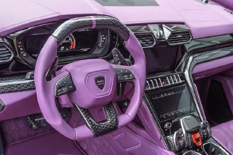 Những điểm nhấn màu tím cũng được áp dụng ở cả ngoại thất, cụ thể là trên vỏ gương chiếu hậu ngoài, cánh cửa, bộ kẹp phanh Mansory cùng đường viền trên la-zăng "hàng thửa".