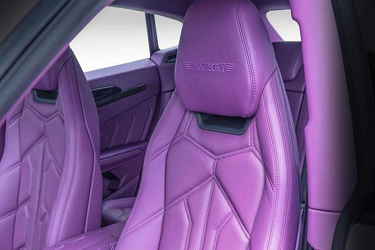 Các bức ảnh cho thấy từ bảng điều khiển đến vô lăng và cả thảm trải sàn đều có màu tím đậm, tông màu này có dễ thương hay không phụ thuộc vào sở thích của chủ nhân chiếc xe, nhưng dù ra sao thì chúng ta cũng không thể phủ nhận rằng nó đã giúp chiếc siêu SUV Lamborghini Urus trở nên vô cùng nổi bật.
