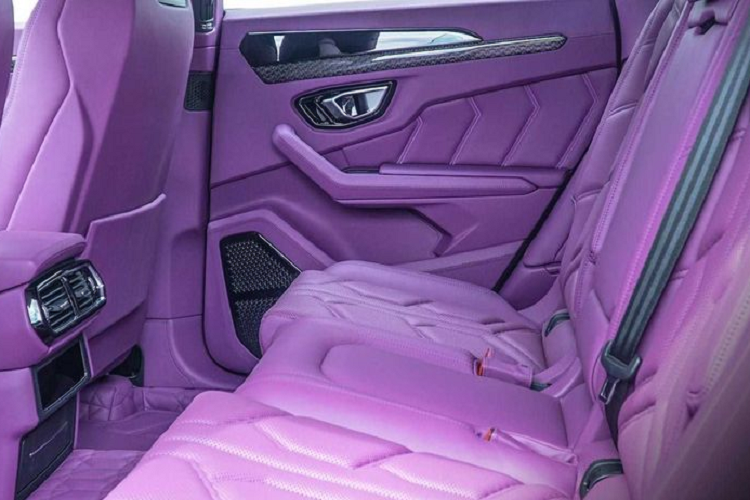 Tổng thể xe được hoàn thiện trong màu trắng kết hợp nhiều chi tiết sợi carbon trần độc đáo, bao gồm nắp ca-pô thiết kế lại.