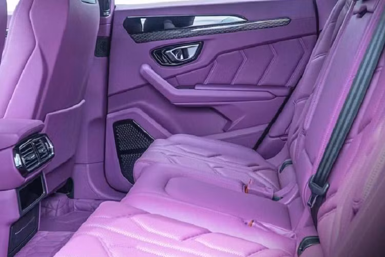 Tổng thể xe được hoàn thiện trong màu trắng kết hợp nhiều chi tiết sợi carbon trần độc đáo, bao gồm nắp ca-pô thiết kế lại.