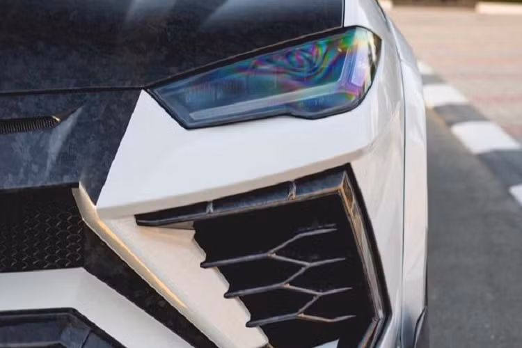 Đầu xe đã được Mansory làm mới bằng những đường nét góc cạnh, sắc sảo khiến siêu SUV trông hầm hố và dữ dằn hơn, đối lập hoàn toàn với cabin màu tím "sến súa".