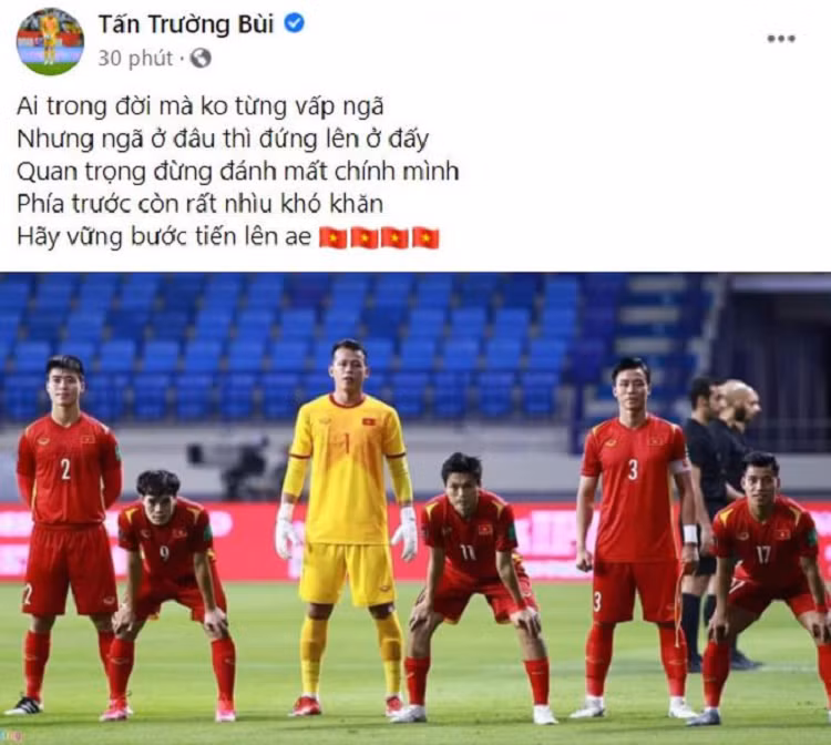 Trên trang cá nhân, thủ môn Tấn Trường động viên các đồng đội 