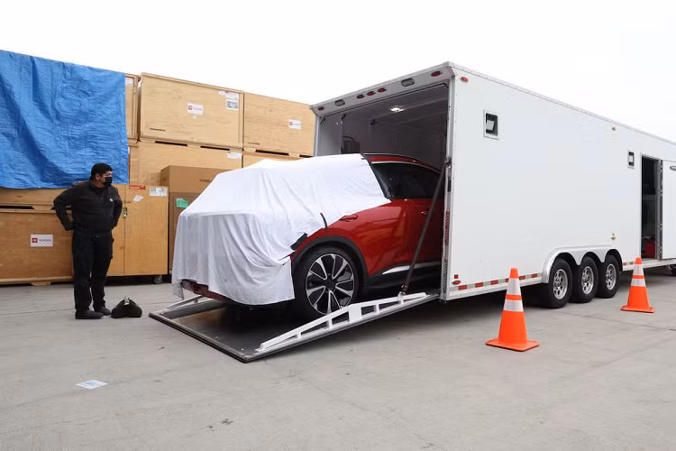 Những mẫu xe đang là tâm điểm của giới truyền thông quốc tế đã chính thức vào vị trí, chuẩn bị cho màn xuất hiện vào ngày mai. Hai mẫu xe VF e35 và VF e36 của VinFast lần lượt thuộc phân khúc SUV cỡ lớn hạng D và E. Những mẫu xe thuần điện của Việt Nam hứa hẹn sẽ gây bão với nhiều tính năng thông minh cao cấp, vượt trội và tiêu chuẩn an toàn cao.