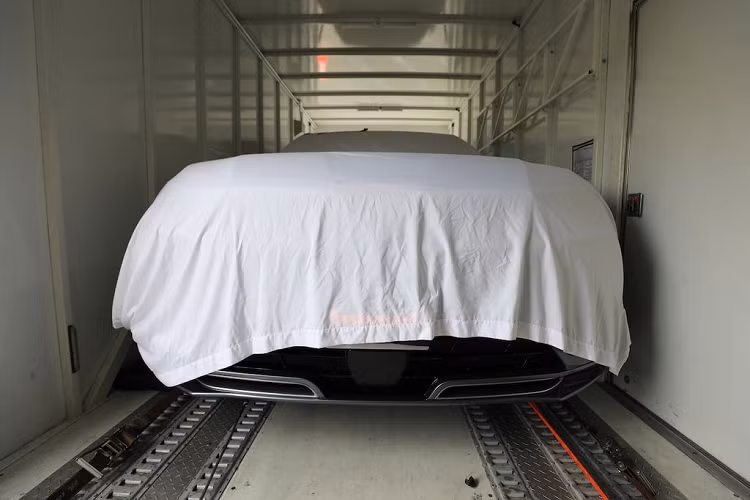 Xe điện VinFast tiến vào không gian triển lãm của hãng tại LA Auto Show 2021 trong sự quan tâm những người nước ngoài đang làm việc tại đây. Tại triển lãm năm nay, không gian triển lãm của VinFast nằm tại sảnh Nam của Trung tâm Triển lãm Los Angeles, cùng các gian hàng lớn của Jaguar, Land Rover, Toyota,....