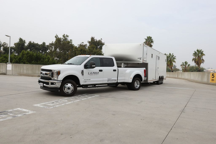 Khoảnh khắc được mong chờ khi những chiếc xe ôtô điện VinFast tại Los Angeles Auto Show 2021 dần được hé lộ với đội ngũ hậu cần trợ giúp vận chuyển xe ra khỏi thùng container.