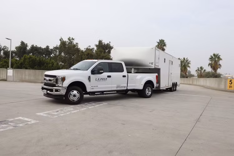 Khoảnh khắc được mong chờ khi những chiếc xe ôtô điện VinFast tại Los Angeles Auto Show 2021 dần được hé lộ với đội ngũ hậu cần trợ giúp vận chuyển xe ra khỏi thùng container.