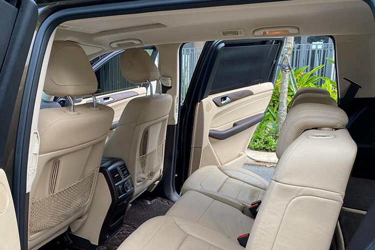 Để tăng trải nghiệm cầm lái, chủ xe đã nâng cấp thêm vô lăng thể thao AMG. Xe đi kèm với nhiều tiện nghi như cửa sổ trời cho hàng ghế trước, định vị GPS dẫn đường có bảng đồ Việt Nam, camera 360 độ, hệ thống hỗ trợ đỗ xe và hơn nữa. Mercedes GLS400 4Matic 2017 sử dụng động cơ Xăng, V6 dung tích 3.0L tăng áp, cho công suất cực đại 333 mã lực tại vòng tua 5.250 – 6.000 vòng/phút và mô men xoắn cực đại 480 Nm tại dải vòng tua từ 1.600 – 4.000 vòng/phút.