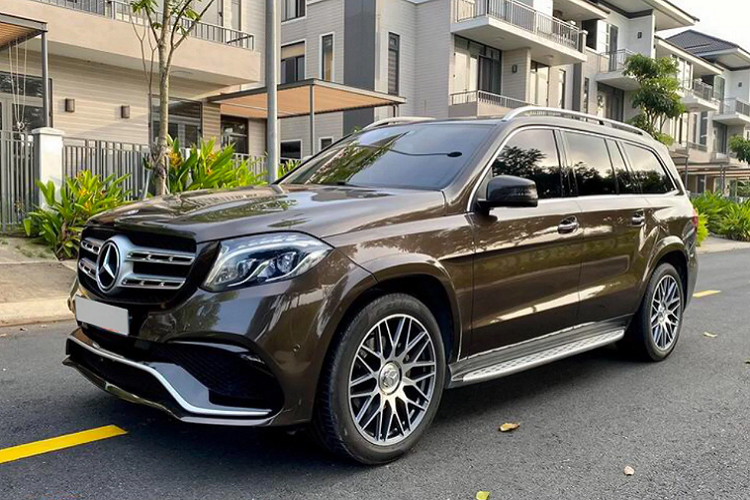 Sức mạnh truyền xuống 4 bánh (4Matic), thông qua hộp số tự động 9 cấp. Nhờ đó, GLS400 2017 chỉ mất 6,6 giây để tăng tốc từ 0 - 100 km/h và đạt được tốc độ tối đa khoảng 240km/h. Với cụm điều khiển DYNAMIC SELECT, xe cung cấp tổng cộng 5 chế độ vận hành bao gồm: Individual, Sport, Comfort, Slippery và Offroad.7 chỉ mất 6,6 giây để tăng tốc từ 0 - 100 km/h và đạt được tốc độ tối đa khoảng 240km/h.