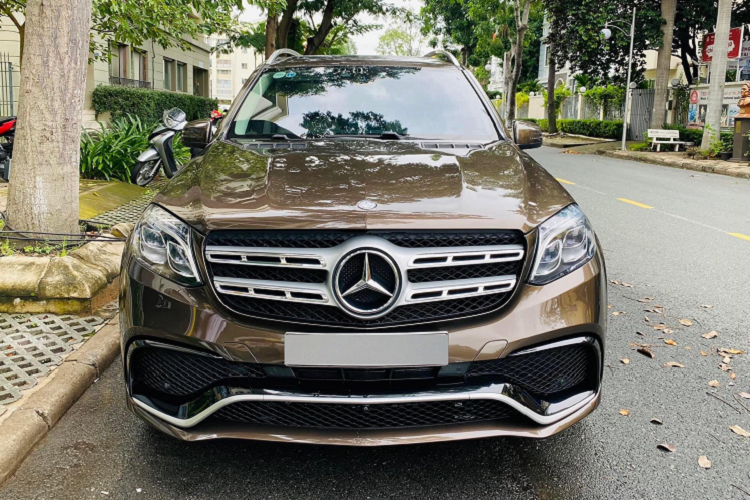 Mặc dù đã gần 5 năm tuổi, nhưng chiếc SUV hạng sang Mercedes-Benz GLS400 4Matic đời 2017 vẫn duy trì phong độ, không hề lỗi thời. Phần đầu xe thiết kế mạnh mẽ với lưới tản nhiệt 2 nan mạ chrome sắc nét. Cụm đèn phía trước sử dụng công nghệ LED thông minh, thiết kế góc cạnh. Từ phía sau, GLS400 mang thiết kế vuông vức, khỏe khoắn. Đáng chú ý, nội thất xe được trang bị thêm body thể thao ngoại thất phong cách GLS63 hấp dẫn.