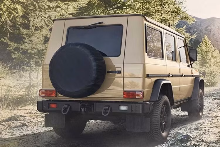 Sức mạnh động cơ được truyền tới cả 4 bánh thông qua hộp số tự động 9 cấp. Không chỉ mạnh hơn, động cơ này còn giảm 6-8% lượng nhiên liệu tiêu thụ. Động cơ sẽ đi với bình nhiên liệu có dung tích 80 lít hoặc 96 lít, tùy chọn. Ngoài ra, Mercedes-Benz G-Class W464 còn có hệ thống điện 24 V, sức kéo 3,5 tấn, hệ thống tản nhiệt nâng cấp cũng như tải trọng dao động từ 1 tấn ở phiên bản 5 cửa và 2,5 tấn ở phiên bản 2 cửa.