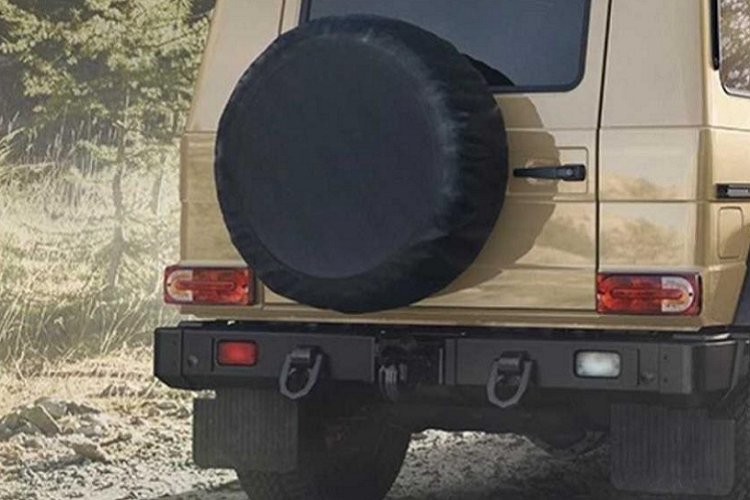 Bên ngoài, Mercedes-Benz G-Class W464 có những trang bị hiện đại như đèn pha LED và dải đèn LED định vị ban ngày. Thêm vào đó là "ống thở", giúp xe dễ dàng lội nước mà không lo chết máy. Trong khi đó, nội thất của xe bị lược bỏ nhiều trang bị và chỉ còn ở mức cơ bản. Tuy nhiên, hãng Mercedes-Benz cũng đã bổ sung ghế và vô lăng thiết kế mới đồng thời thêm nhiều hộc chứa đồ hơn cho xe.