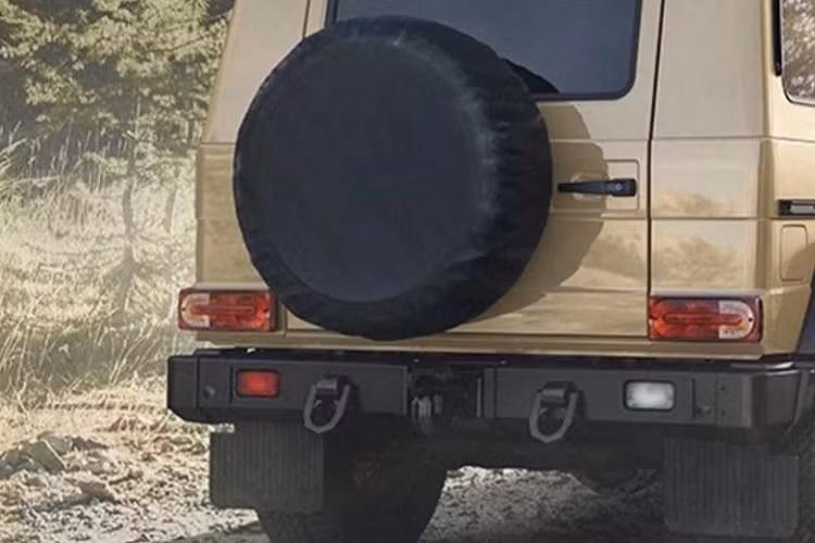 Bên ngoài, Mercedes-Benz G-Class W464 có những trang bị hiện đại như đèn pha LED và dải đèn LED định vị ban ngày. Thêm vào đó là "ống thở", giúp xe dễ dàng lội nước mà không lo chết máy. Trong khi đó, nội thất của xe bị lược bỏ nhiều trang bị và chỉ còn ở mức cơ bản. Tuy nhiên, hãng Mercedes-Benz cũng đã bổ sung ghế và vô lăng thiết kế mới đồng thời thêm nhiều hộc chứa đồ hơn cho xe.