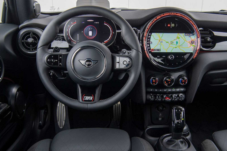 Tạo điểm nhấn chiếc hatchback hiệu suất là nóc xe, ốp gương, tay nắm cửa, viền đèn xe sơn màu trắng. Mui xe trang trí đường sọc kiểu xe đua và số 74 trên cánh cửa như một cách tôn vinh chiếc xe đua MINI số hiệu 74 đã giành chiến thắng trong cuộc đua đầu tiên. Làm tròn thiết kế của phiên bản đặc biệt là bộ mâm hợp kim 18 inch và huy hiệu Cooper trên bệ bước chân và trụ C.