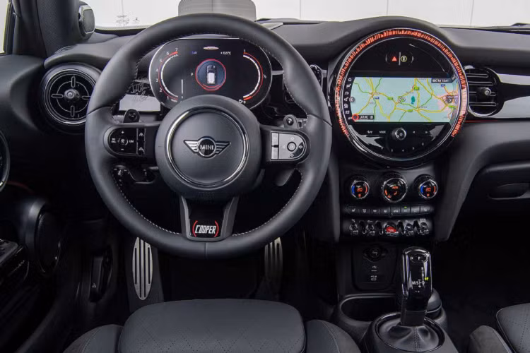Tạo điểm nhấn chiếc hatchback hiệu suất là nóc xe, ốp gương, tay nắm cửa, viền đèn xe sơn màu trắng. Mui xe trang trí đường sọc kiểu xe đua và số 74 trên cánh cửa như một cách tôn vinh chiếc xe đua MINI số hiệu 74 đã giành chiến thắng trong cuộc đua đầu tiên. Làm tròn thiết kế của phiên bản đặc biệt là bộ mâm hợp kim 18 inch và huy hiệu Cooper trên bệ bước chân và trụ C.