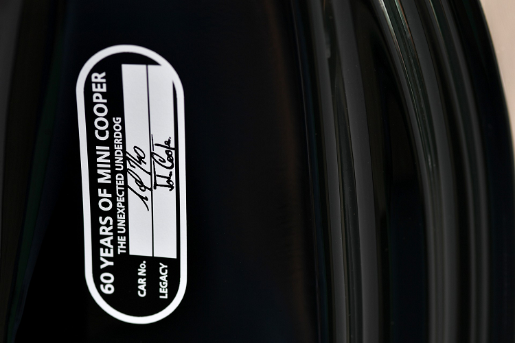 Tiến vào bên trong cabin, MINI đã trang bị cho chiếc hatchback ghế thể thao bọc da pha vi sợi Dinamica. Trần xe màu than đen. Vô lăng thể thao bọc da Nappa với logo Cooper. Đáng chú ý, khung cửa bên ghế lái có khắc chữ ký của John Cooper.