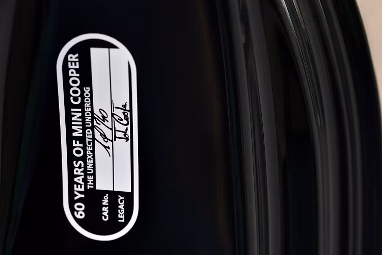 Tiến vào bên trong cabin, MINI đã trang bị cho chiếc hatchback ghế thể thao bọc da pha vi sợi Dinamica. Trần xe màu than đen. Vô lăng thể thao bọc da Nappa với logo Cooper. Đáng chú ý, khung cửa bên ghế lái có khắc chữ ký của John Cooper.