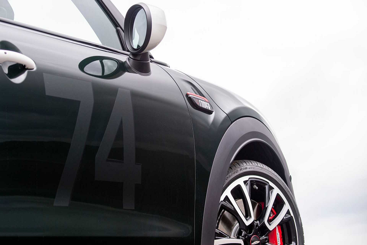 Chính vì lẽ đó, để kỷ niệm mối quan hệ sâu sắc mang tính lịch sử của MINI và John Cooper Works, MINI đã cho ra mắt phiên bản giới hạn mang tên Anniversary Edition dựa trên 3 mẫu xe mang tên tay đua này.