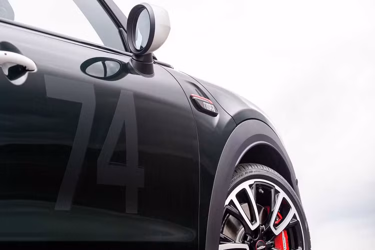 Chính vì lẽ đó, để kỷ niệm mối quan hệ sâu sắc mang tính lịch sử của MINI và John Cooper Works, MINI đã cho ra mắt phiên bản giới hạn mang tên Anniversary Edition dựa trên 3 mẫu xe mang tên tay đua này.