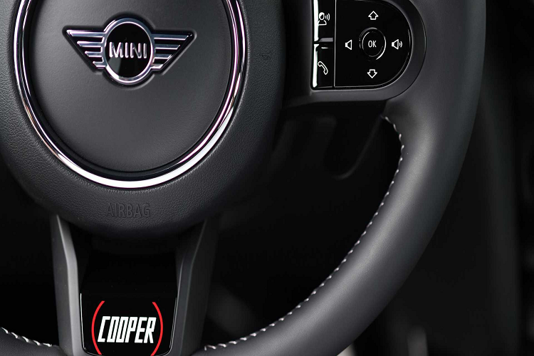 Bên dưới nắp capo vẫn là khối động cơ 3cyl 1.5 lít tăng áp sản sinh công suất 134 mã lực và momen xoắn 219 Nm. Chọn bản Cooper S, khách hàng sẽ nhận được động cơ 4cyl 2.0 lít tăng áp cho công suất 189 mã lực và mô-men xoắn 279 Nm. Cuối cùng, là biến thể JCW với phiên bản nâng cấp của động cơ nói trên, sản sinh công suất 228 mã lực và mô-men xoắn 318 Nm.