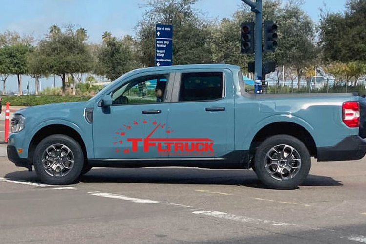 Ford Maverick thế hệ mới được phát triển trên nền tảng khung gầm C2, tương tự các mẫu xe như Escape, Bronco Sport hay Focus. Chính vì vậy, không khó để nhận ra Ford Maverick được tính toán để ưu tiên sử dụng trong điều kiện đường phố nhiều hơn là địa hình, điều tương tự với Hyundai Santa Cruz. 