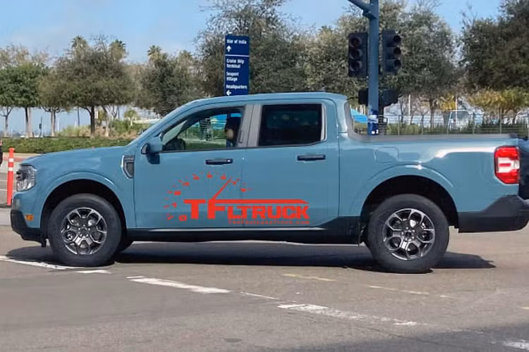 Ford Maverick thế hệ mới được phát triển trên nền tảng khung gầm C2, tương tự các mẫu xe như Escape, Bronco Sport hay Focus. Chính vì vậy, không khó để nhận ra Ford Maverick được tính toán để ưu tiên sử dụng trong điều kiện đường phố nhiều hơn là địa hình, điều tương tự với Hyundai Santa Cruz. 