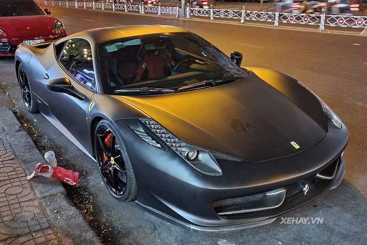 Khác với hầu hết những chiếc siêu xe Ferrari 458 Italia đang có mặt tại Việt Nam hiện nay, chiếc xe này được chủ nhân giữ lại gần như nguyên bản các trang bị sẵn có. Trước đây, xe có nước sơn ngoại thất màu đỏ Rosso Corsa đặc trưng nhưng nay đã được chuyển sang "bộ cánh" màu đen nhám đầy cuốn hút. Chắc hẳn đối với nhiều người, cái tên 458 là một con số khá lạ lẫm và khó hiểu. Trên thực tế, ba con số này mang ý nghĩa biểu thị động cơ 4.5L, 8 xy-lanh mà chiếc xe được trang bị, còn Italia là tên đất nước mà "chú ngựa" này được sinh ra.