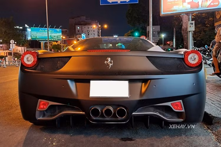 Trên chiếc Ferrari 458 này, nhiều bộ phận như líp cản trước, líp hông và khe gió đều được làm từ sợi carbon