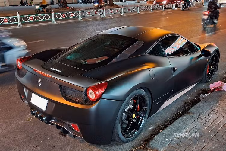 Siêu phẩm Ferrari 458 Italia trong bài viết sở hữu bộ la-zăng màu đen 5 chấu hình ngôi sao kết hợp với hệ thống phanh với đĩa gốm-carbon. Nhờ đó, siêu xe này có khả năng hãm phanh hiệu quả ở tốc độ cao và độ mòn lâu hơn thông thường.